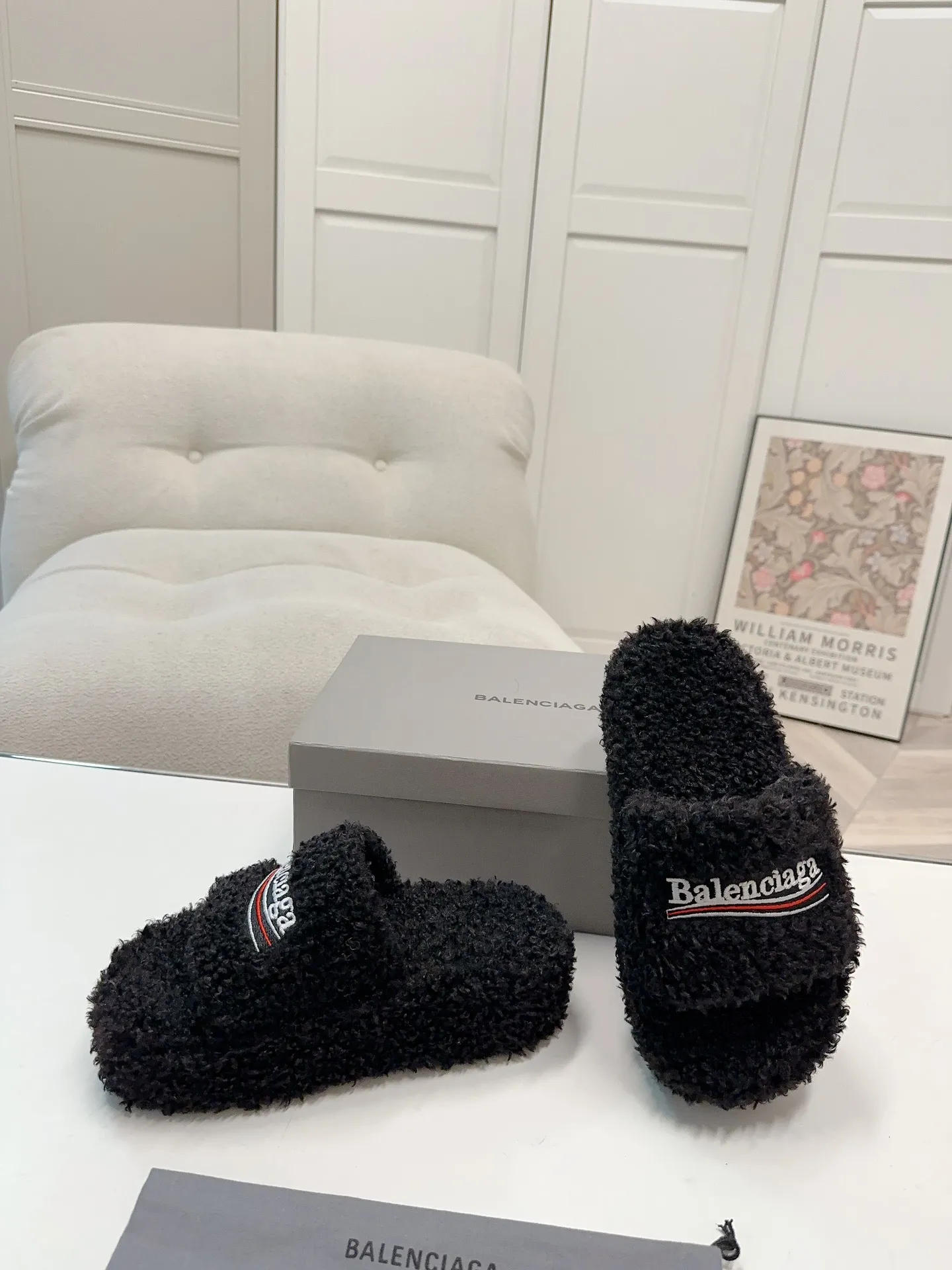 👟👟Ex-factory price 480👟👟Thick-soled Balenciaga autumn and winter trendy wool slippers💕cx upper letter pattern, electric embroidery logo embroidery technology! Full of high-end feel! Especially beautiful on the feet 🦶 🐑Material: wool (very soft and comfortable) 🐑Sole: Original non-slip and wear-resistant outsole 🐑Number/size: Women's 35-41